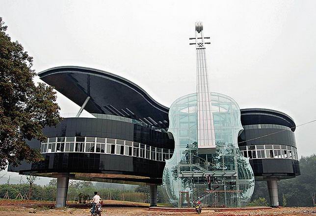 Дом-рояль со скрипкой в Китае
