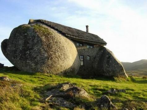 Дом камень