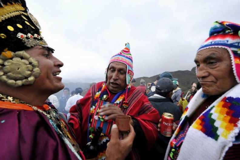 Шаманы племени Квечуа и Айамара празднуют новый год в Самайпата, Боливия