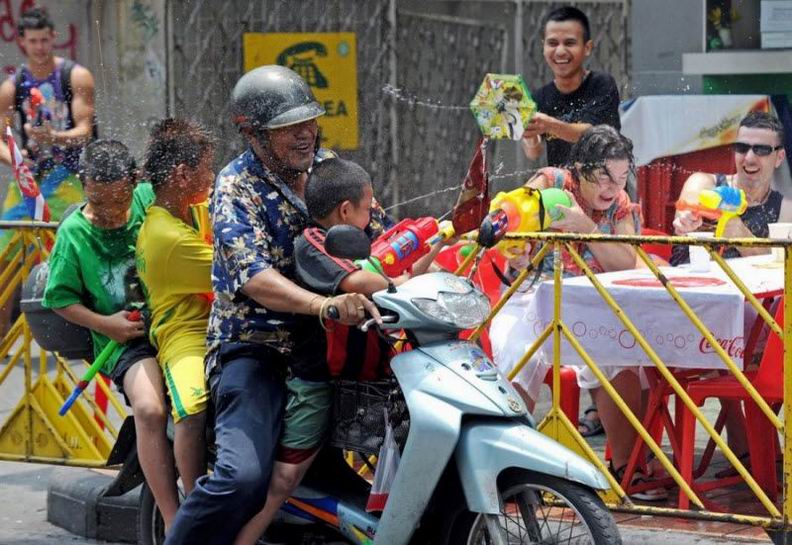 Тайская детвора и иностранные туристы обливают друг друга водой