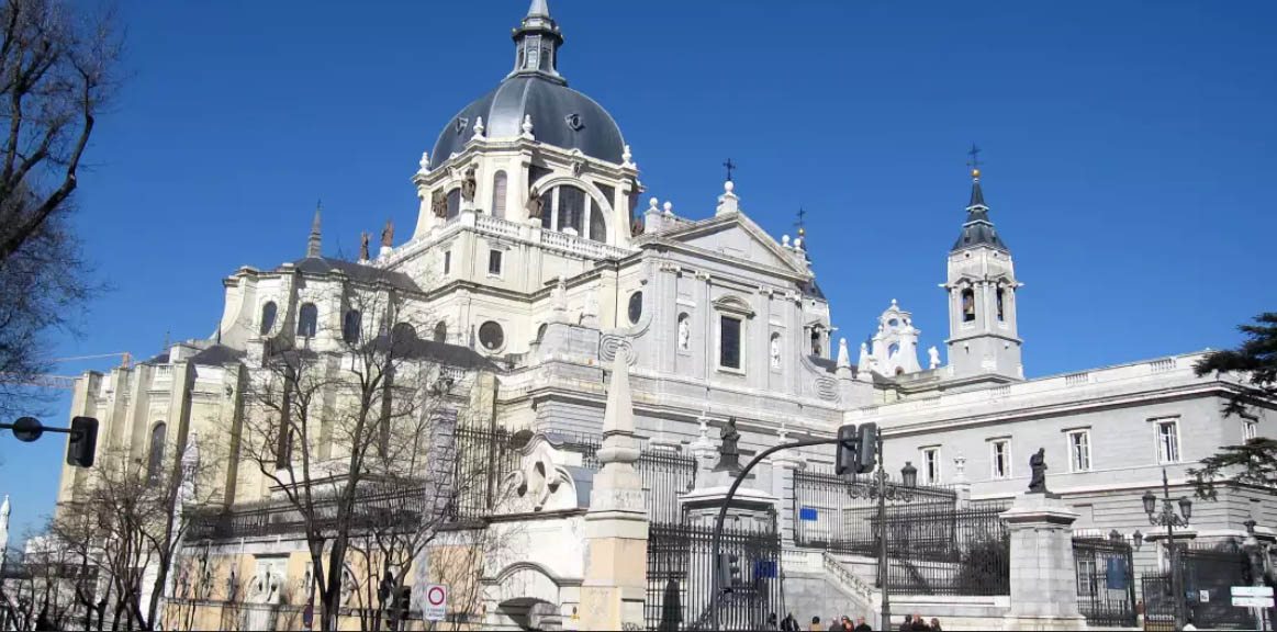 Собор Альмудена храм покровительницы Мадрида